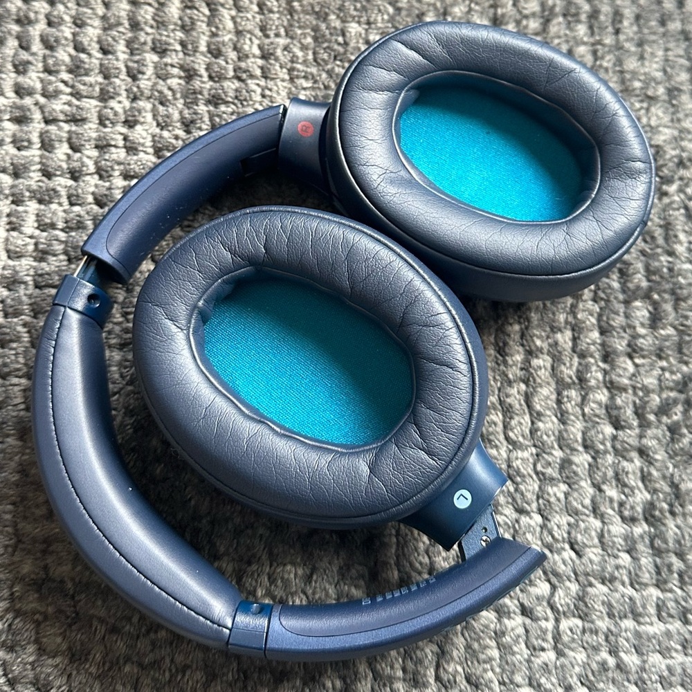 Sony WH-XB900n noise cancelling headphones in blue - Picture 2 of 3